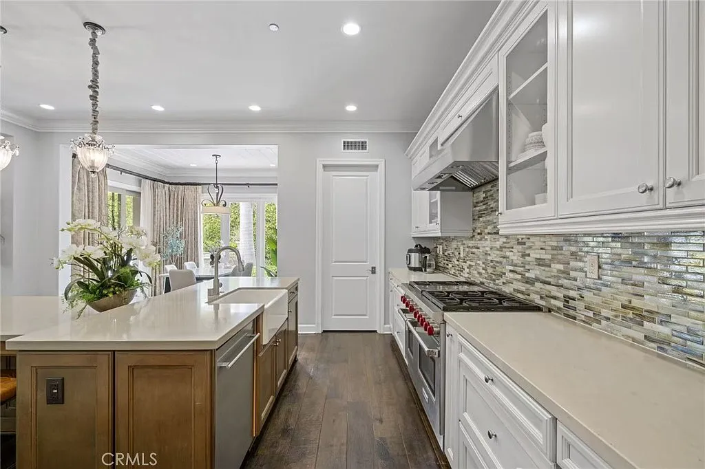 4 bed, 4.5 bath, 3635 sqft, $8,500 — Photo 4