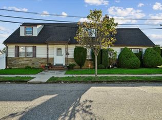 4 E Carpenter St, Valley Stream, NY 11580