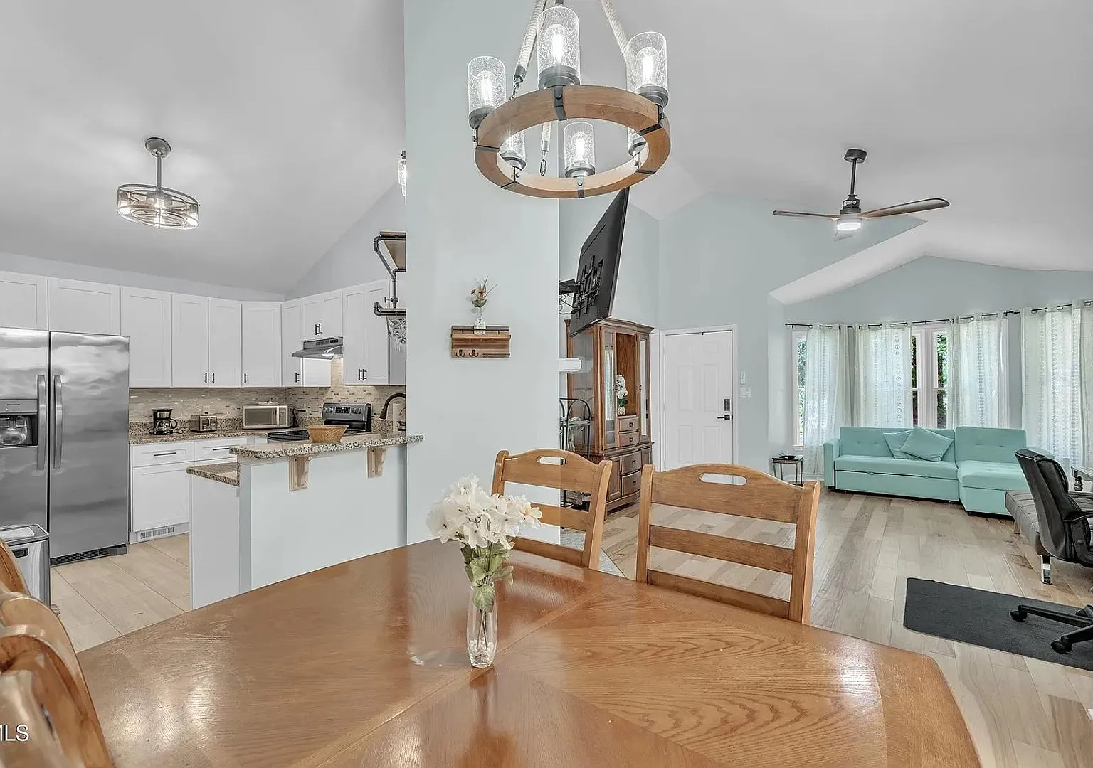 Room in 2 Bedroom Home at Tall Rock Ct — Photo 4