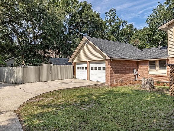 5th image of 141 Sherwood Forest Cir