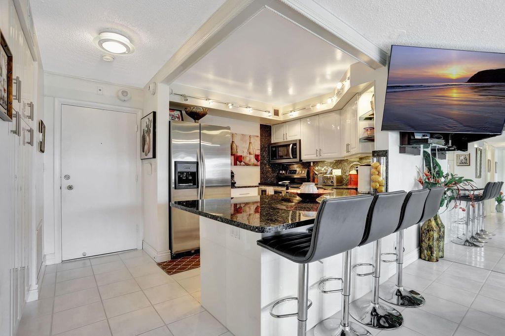 133 N Pompano Beach Blvd APT 504, photo 3
