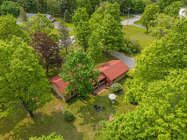 8424 3rd St, Onekama, MI 49675