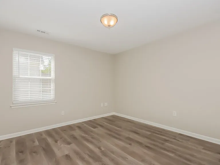 142 Hampshire Dr — Photo 12