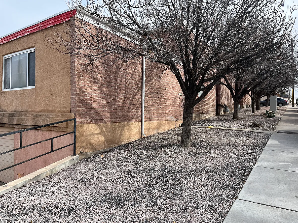 Building Photo - Updated End Units - Spacious Studios 4 Blocks to UNM