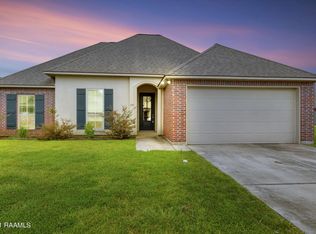 318 Forest Grove Dr, Youngsville, LA 70592