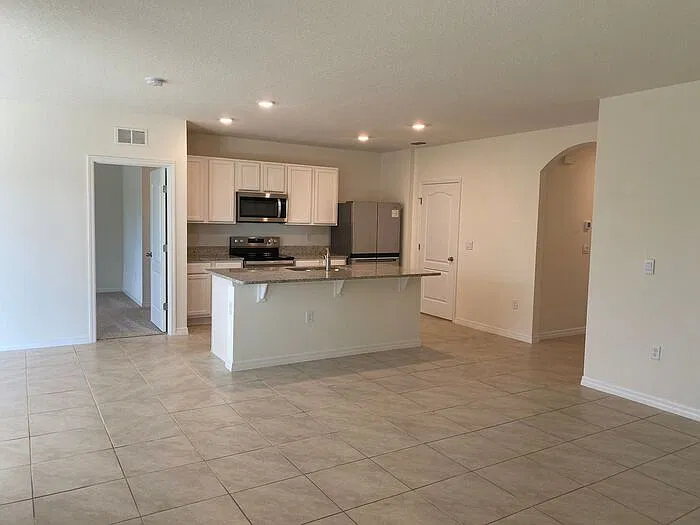 3 bed, 2.0 bath, 1930 sqft, $2,090 — Photo 2