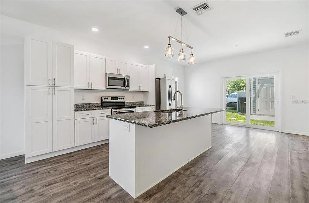 3 bed, 2.5 bath, 1436 sqft, $2,500 — Photo 4