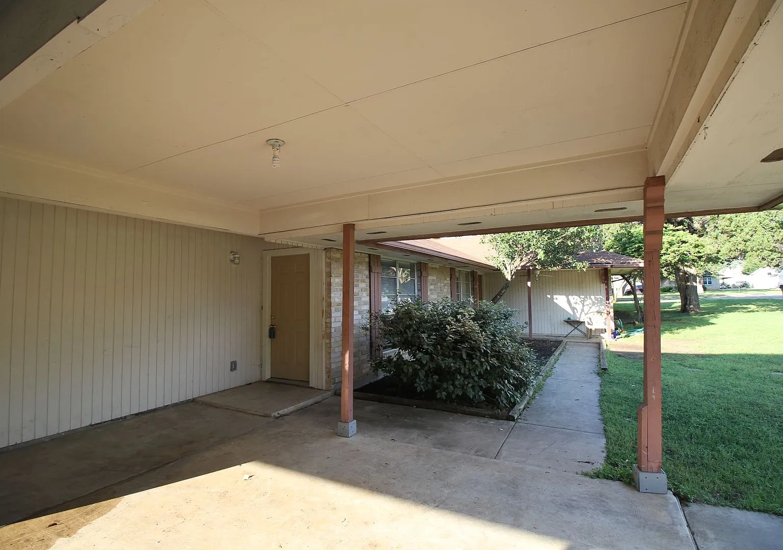 2/1 Duplex on "The Hill" above Landa Park! / No Carpet / Fenced in Backyard/ NBISD — Photo 4