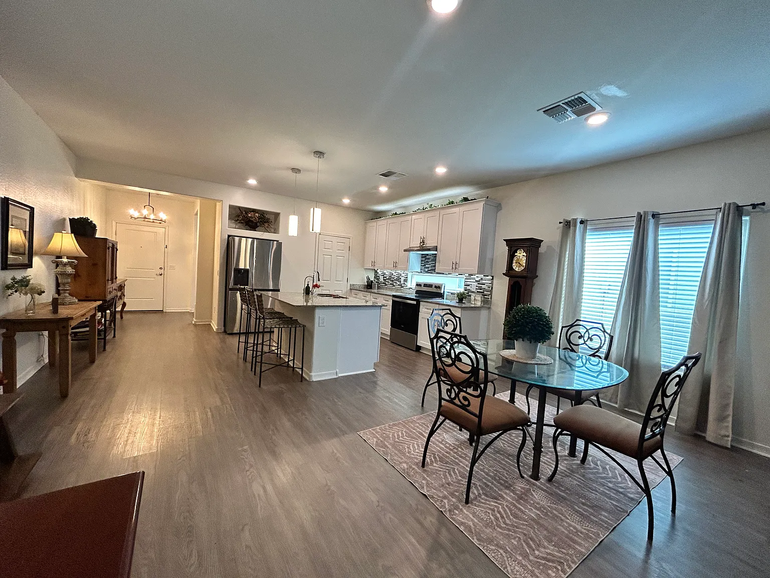 6 bed, 1985 sqft, $2,299 — Photo 3