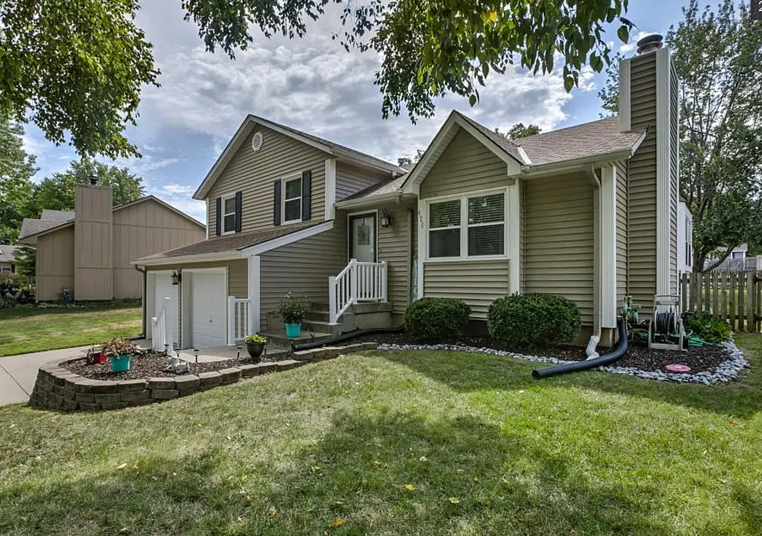 Picture-Perfect Home in the Heart of Lee's Summit! — Photo 2