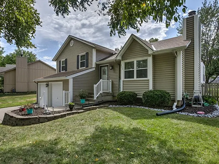 420 SE Onyx Dr — Photo 2