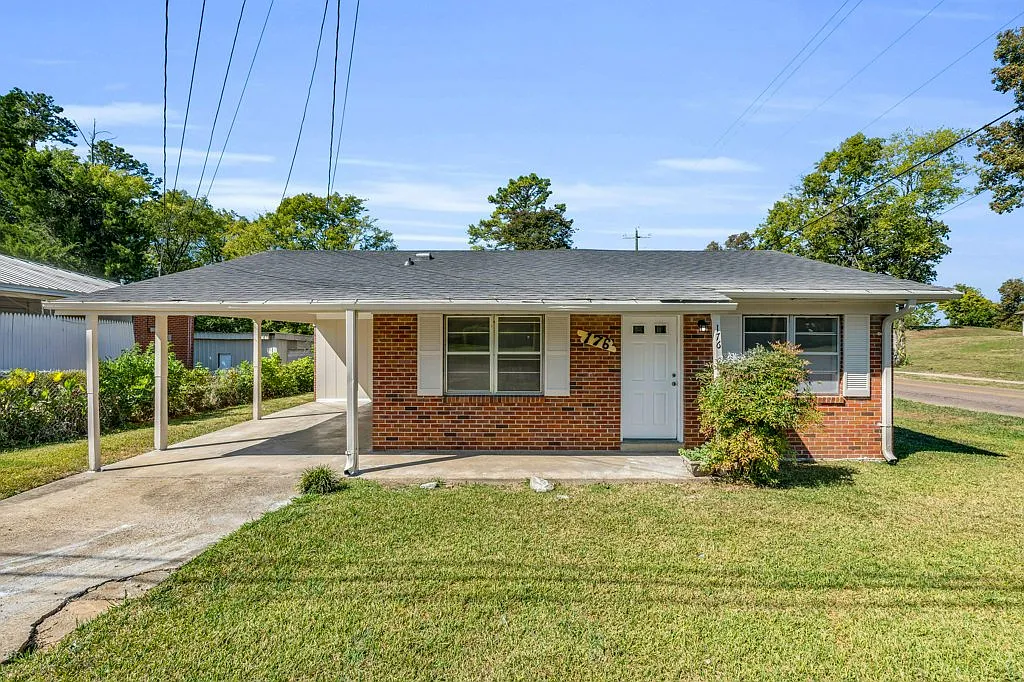 3 bed, 1.5 bath, 1241 sqft, $1,495 — Photo 1