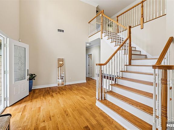 5th image of 42 Spring Valley Rd