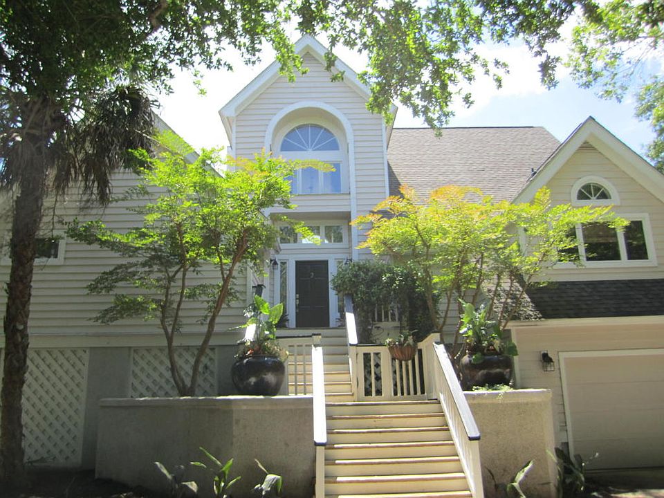 2nd image of 2 Fairway Oaks Ln