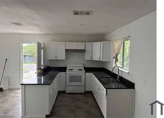 2226 McKinley Ave — Photo 2