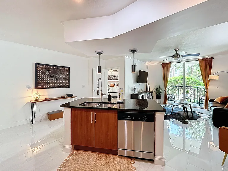 600 S Dixie Hwy #630 — Photo 4