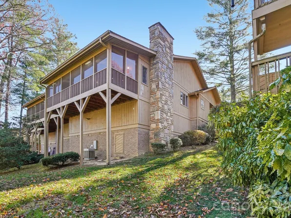 305 N Scarlet Oak Ln, Hendersonville, NC 28791