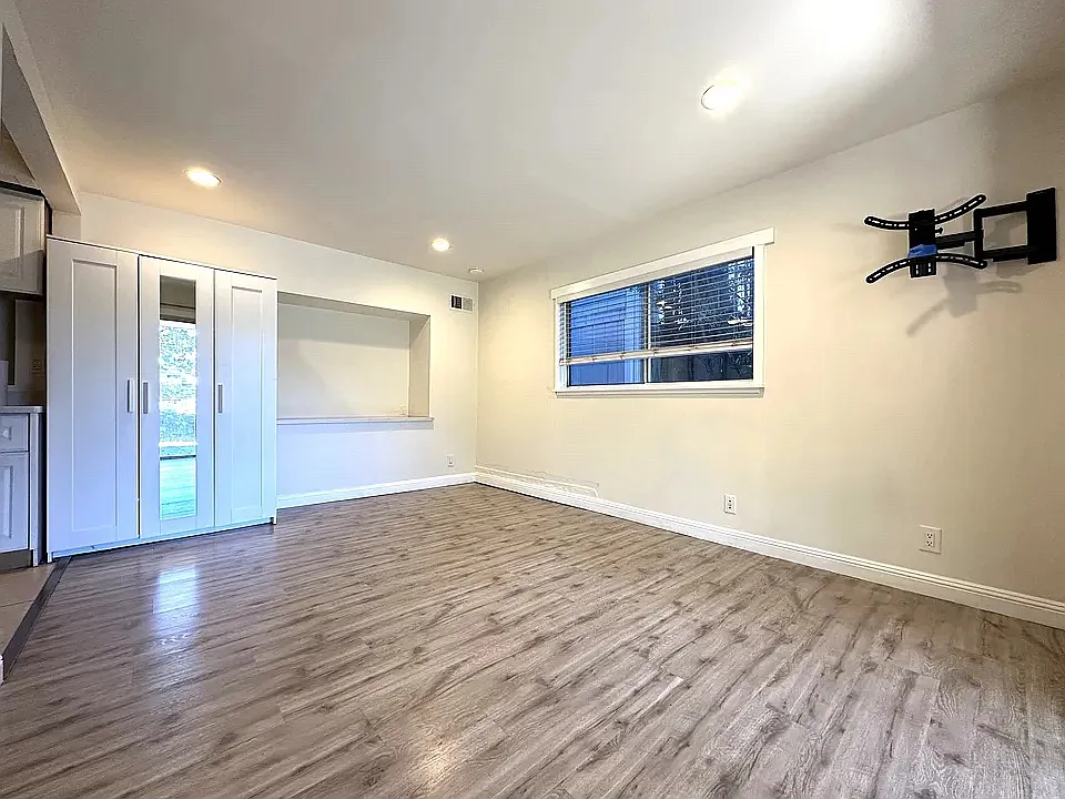 Studio, 450 sqft, $2,650 — Photo 3
