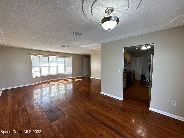 1660 Neptune Dr — Photo 4