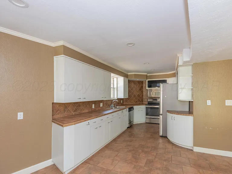 2601 S Ong St — Photo 11