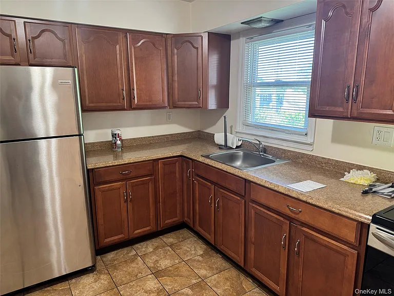 25 Robinson Ave — Photo 5