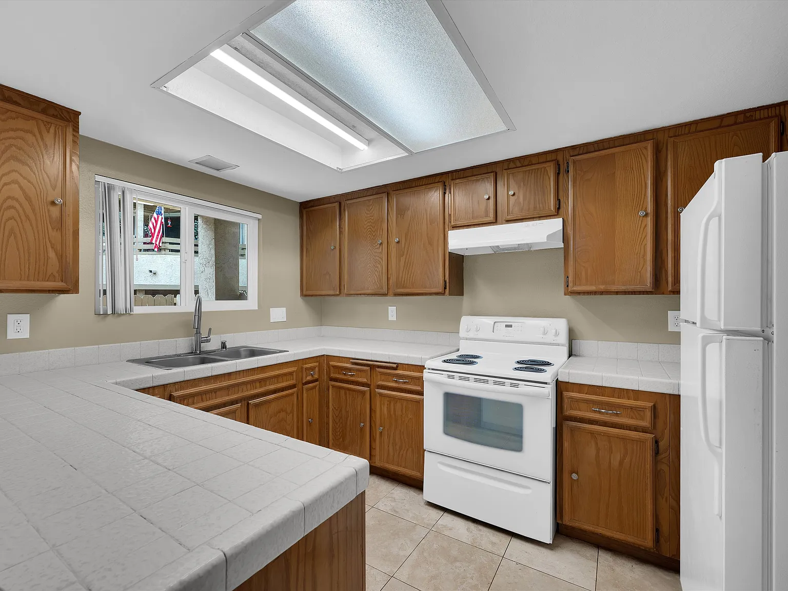 3 bed, 2.5 bath, 1138 sqft, $3,050 — Photo 4