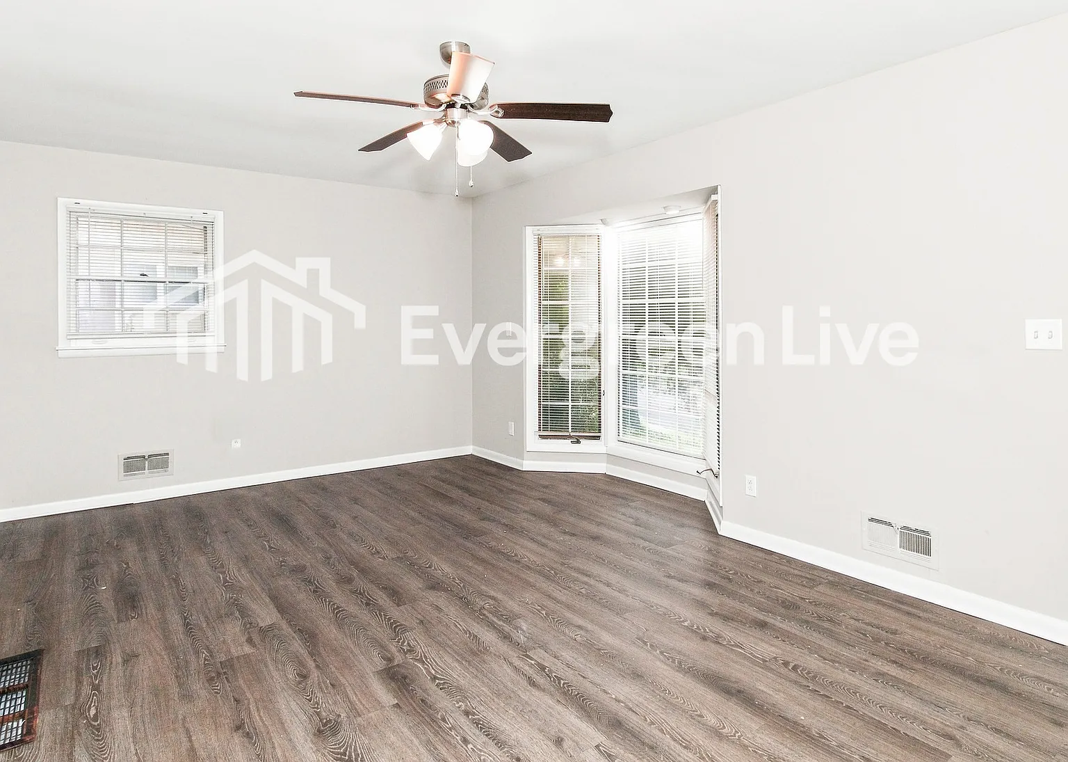 3 bed, 2.0 bath, 1189 sqft, $1,345 — Photo 2