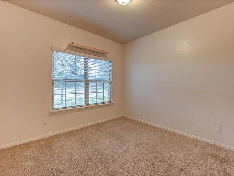 734 Mill Spring Ct — Photo 5