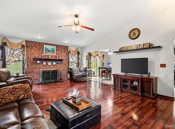 4th image of 28808 Wales Dr