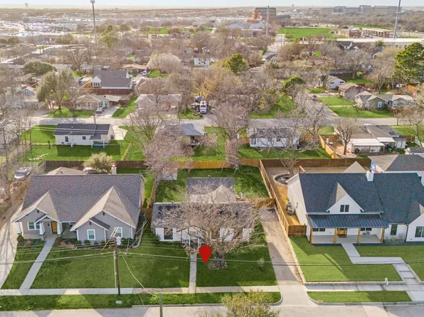 1110 S Pine St, Grapevine, TX 76051
