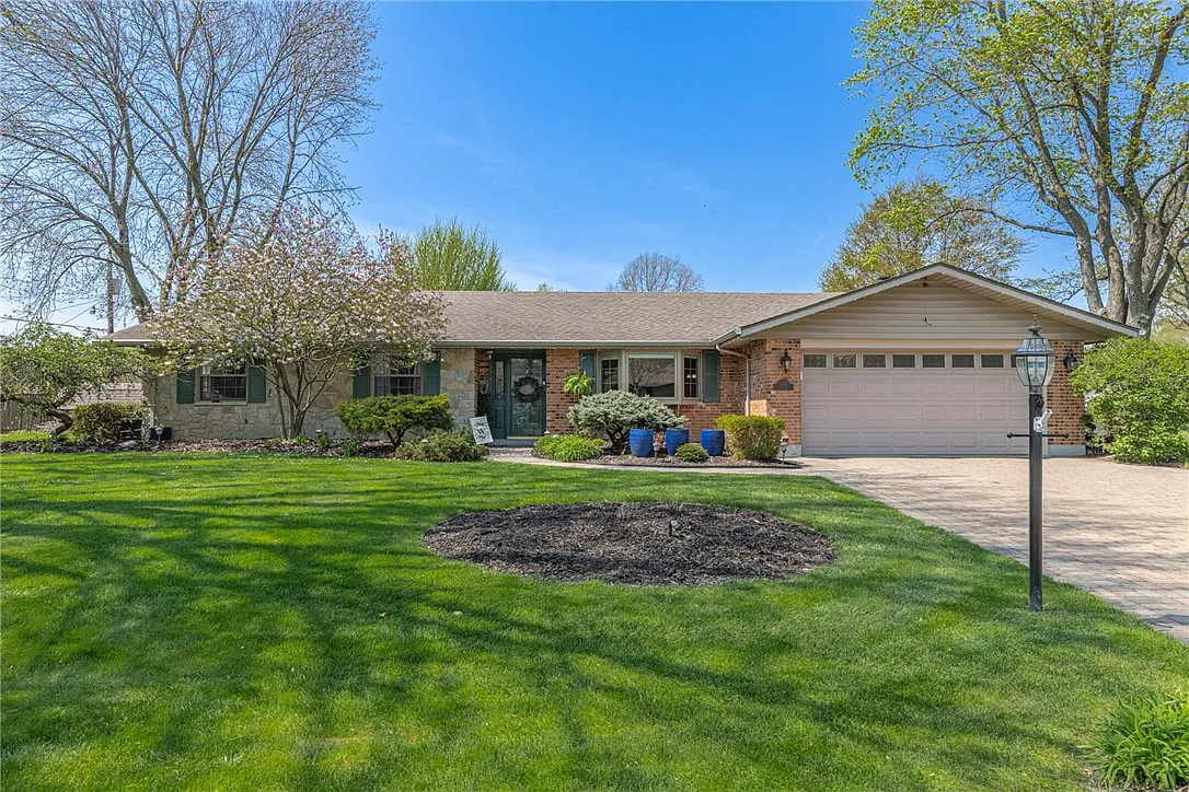 5385 Royalwood Dr photo 1