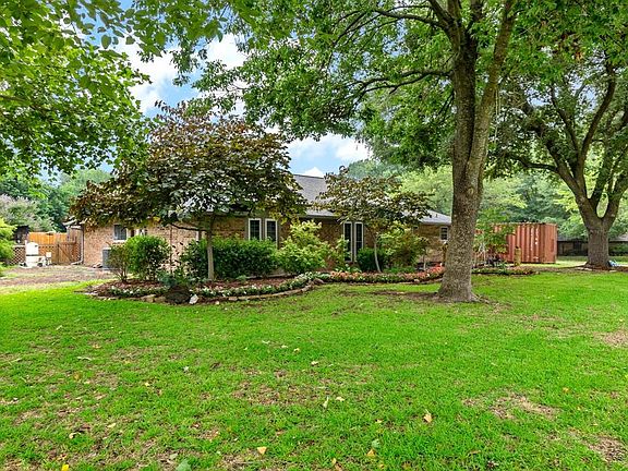 2nd image of 1104 Woodcrest Ln