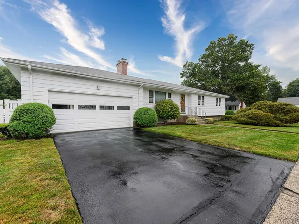 32 Fieldcrest Lane, Hamden, CT 06514