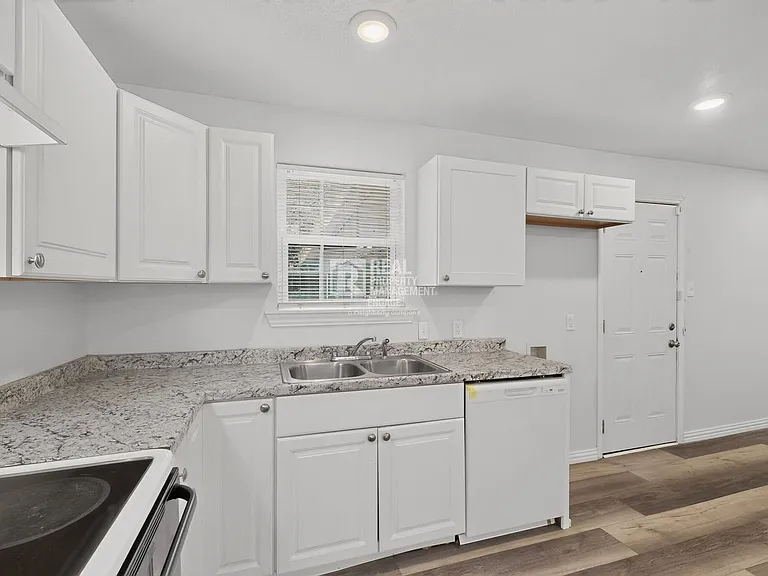 4401 Steven St — Photo 11
