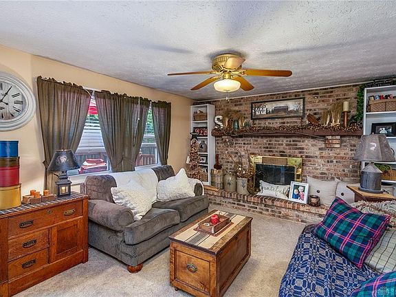 5th image of 813 Sunset Dr