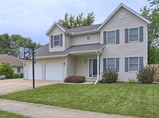 505 Valley Dr, Mahomet, IL 61853