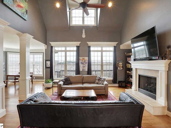 3rd image of 300 Castle Creek Dr