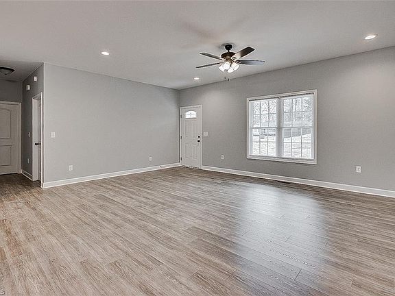 4th image of 543 Hawthorne Dr
