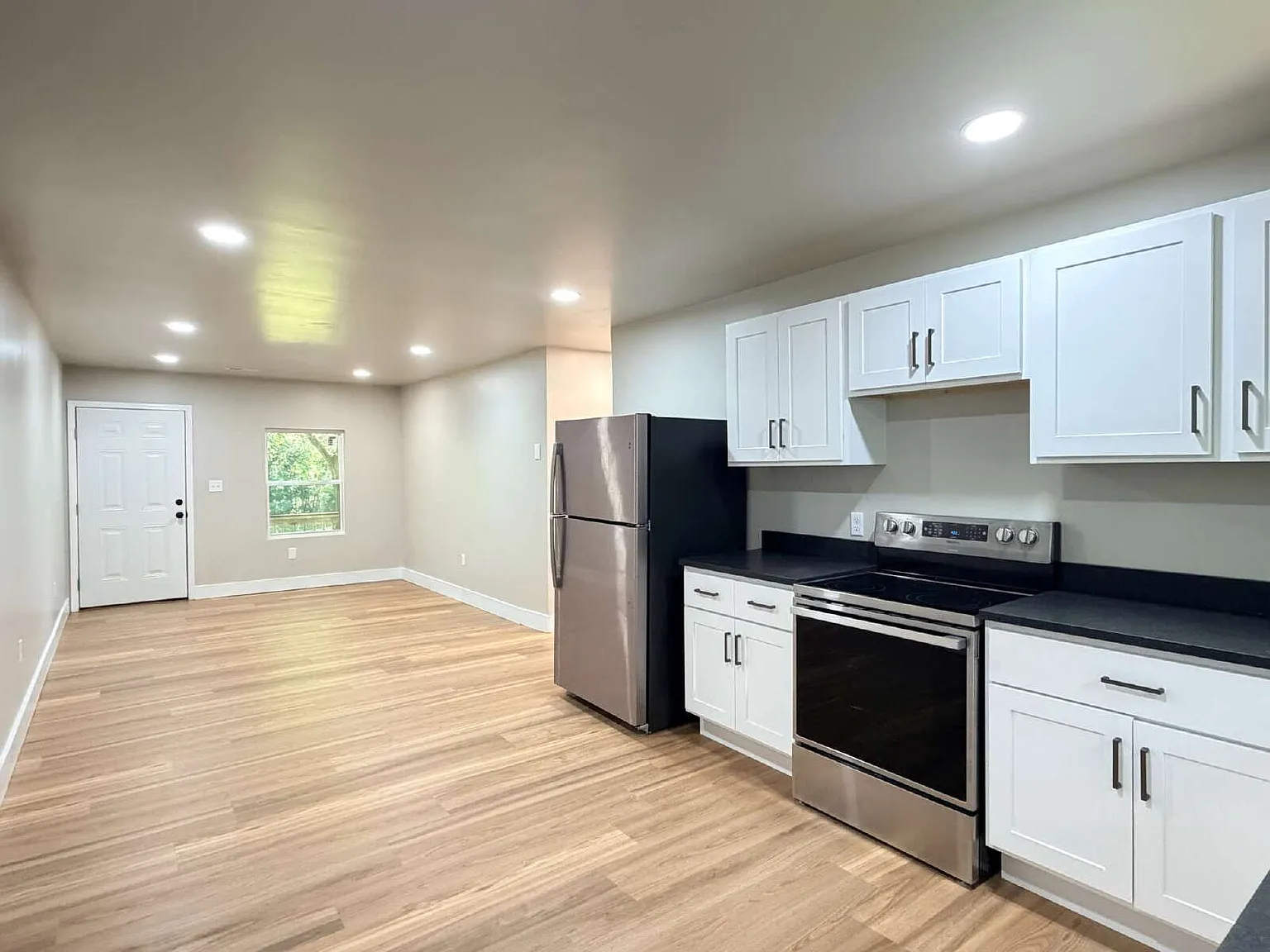 3 bed, 1.0 bath, $1,200 — Photo 2