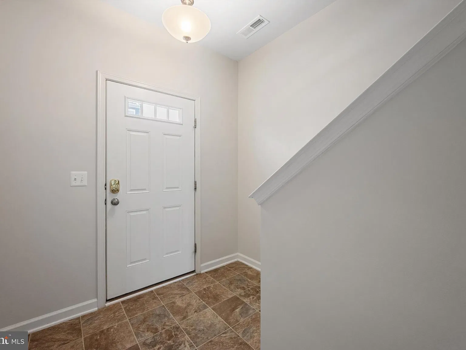 3 bed, 4.0 bath, 2090 sqft, $2,195 — Photo 4