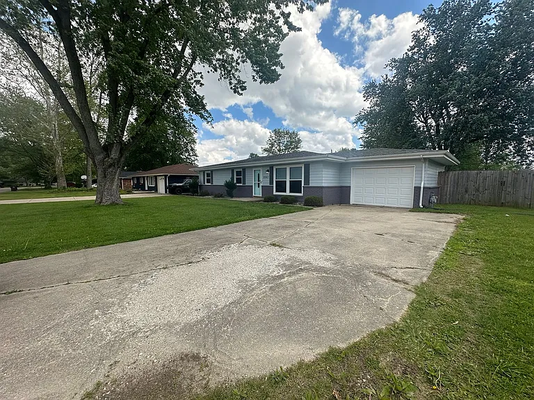 2063 W Highland Ln — Photo 2