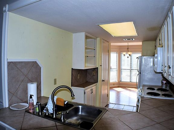 4th image of 2915 Glenn Dr