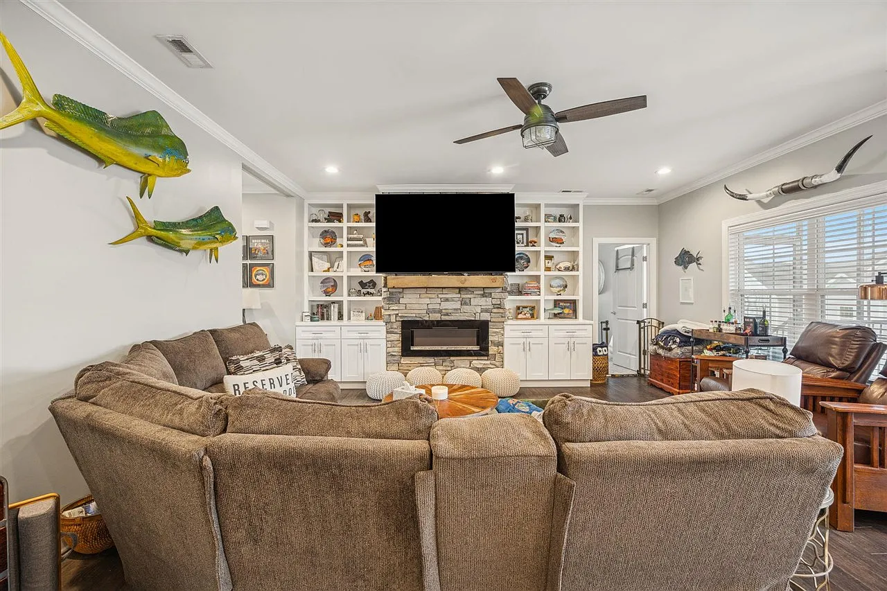 4 bed, 2232 sqft, $2,400 — Photo 4