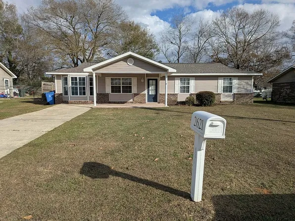 2621 Robindale Dr, Dothan, AL 36305