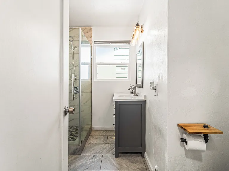 560 Russell St — Photo 28