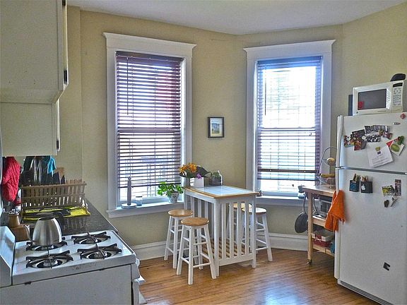 3rd image of 2631 W Augusta Blvd APT 1R