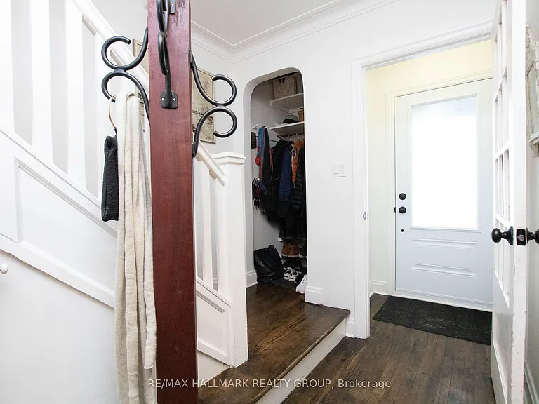 42 Glengarry Rd — Photo 2