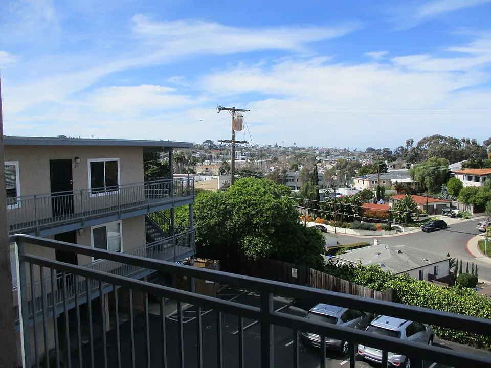 2236 Chatsworth Blvd #11