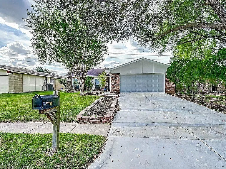 7334 La Granada Dr — Photo 1