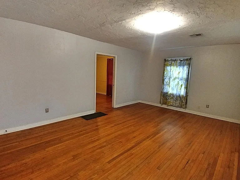 Living Room without Furniture 
(2)